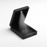 ANDANTE LED Geschenkbox für Armband Kettenanhänger - Schwarz - 7 x 9 x 3 cm